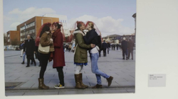 Deputeti i VV-së kundër fotos me dy çifte që puthen, të cilën shteti e bleu për 10 mijë euro