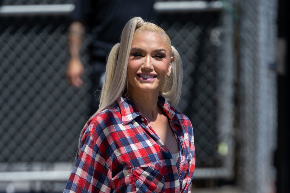 Gwen Stefani e ka dekoruar njërën nga banjot me ballina gazetash