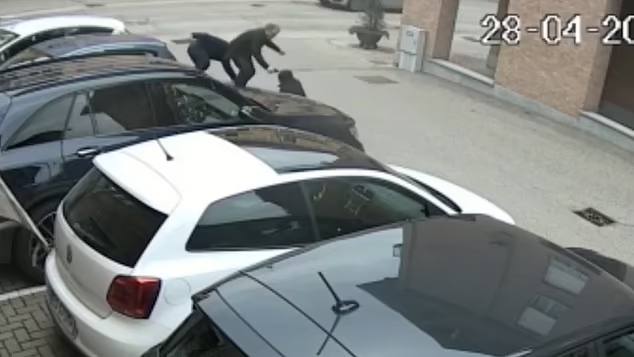 Argjendari italian vret me armë dy grabitësit që i bastisën dyqanin