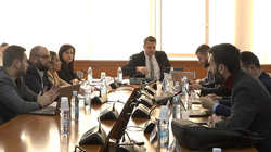 Njëri deputet i VV-së kritikoi OSHP-në, tjetri e falënderoi që lejoi blerjen e barnave pa garanci të cilësisë