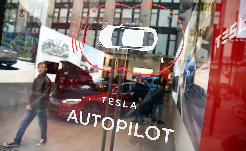 Hetohen dy përplasje të tjera të Teslas me sistemin “Full Self Driving”