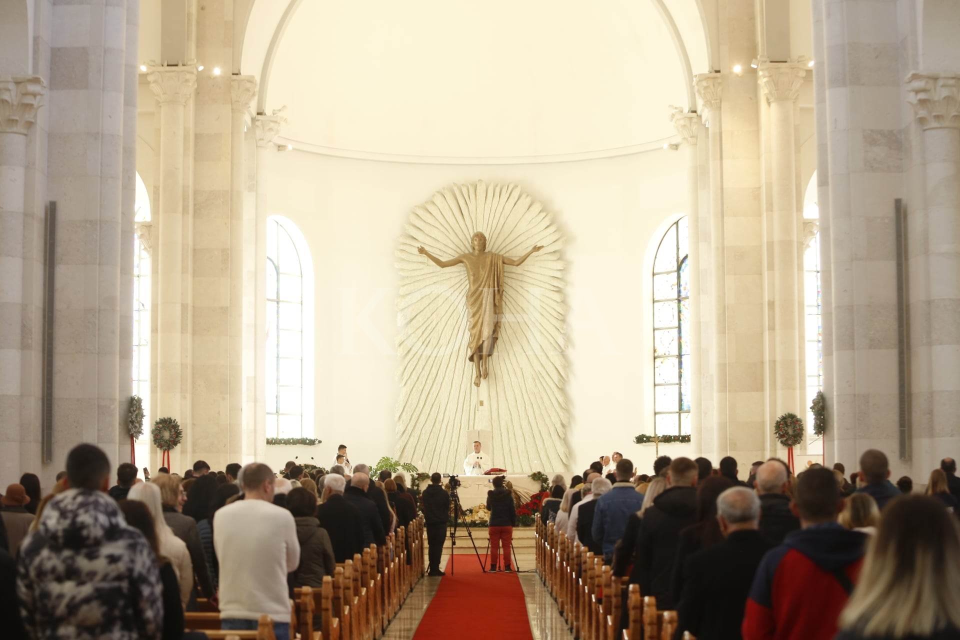 Mbahet mesha e Ditës së Krishtlindjes në katedralen “Nënë Tereza” në Prishtinë