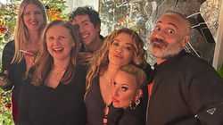 Rita Ora feston Krishtlindjet me bashkëshortin dhe miqtë