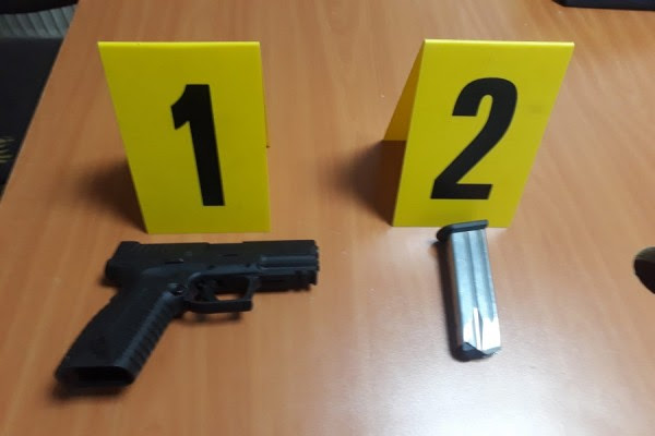 Policia në Vushtrri konfiskon dy armë, arrestohen dy persona