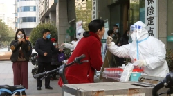 Kina do t’i japë fund masës së karantinës për të huajt që e vizitojnë