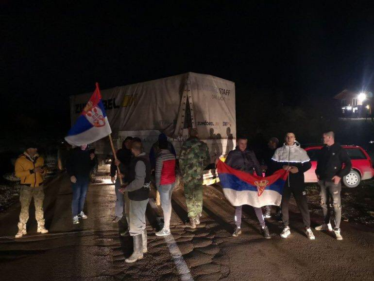 Mërgimtarët thonë se u sulmuan me shok-bombë afër Merdarit