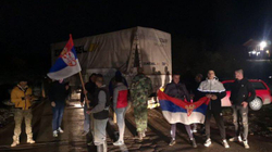 Serbët vendosin barrikada në rrugën për Merdar