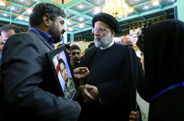 Presidenti iranian, Ebrahim Raisi, djathtas, dhe shteti iranian i kanë përshkruar protestat si një komplot të mbështetur nga Perëndimi për të minuar Iranin