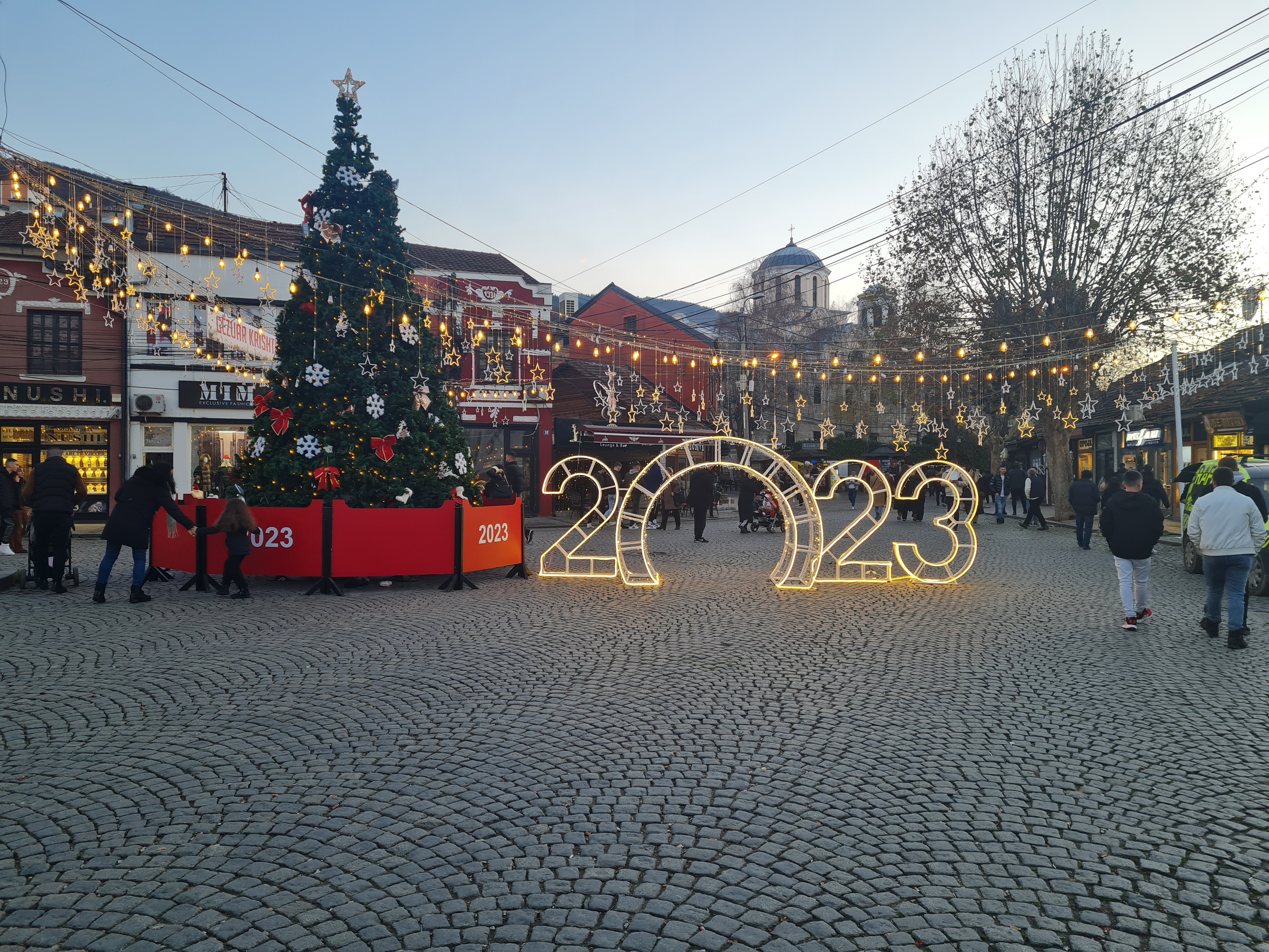 Rrugët me kalldrëm janë të pranishme kryesisht në zonën e ngushtë të Qendrës Historike të Prizrenit, nëpër rrugica, përreth Sheshit të Shadërvanit (në foto) dhe në Rrugën e Farkatarëve