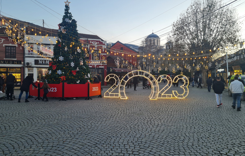 Rrugët me kalldrëm janë të pranishme kryesisht në zonën e ngushtë të Qendrës Historike të Prizrenit, nëpër rrugica, përreth Sheshit të Shadërvanit (në foto) dhe në Rrugën e Farkatarëve