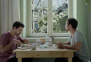 Skenë nga “Një filxhan kafe dhe këpucë të reja veshur”