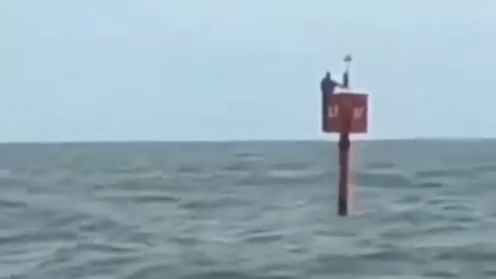 Peshkatari i zhdukur shpëton duke qëndruar për dy ditë mbi një sinjalizues në oqean