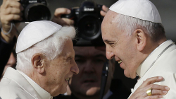Ish-Papa Benedikti sëmuret rëndë, Papa Françesku bën thirrje për lutje