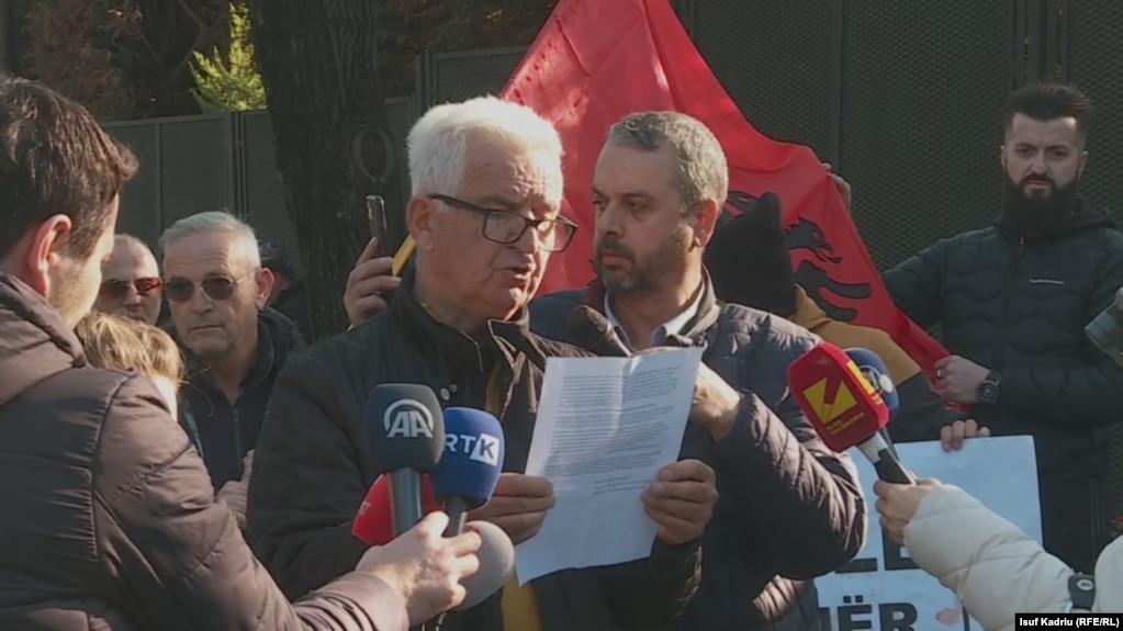 Protestë para Ambasadës serbe në Shkup kundër barrikadave në veri të Kosovës