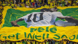 Lojtarët dhe tifozët e Brazilit kishin nderuar Pelen në Katar”