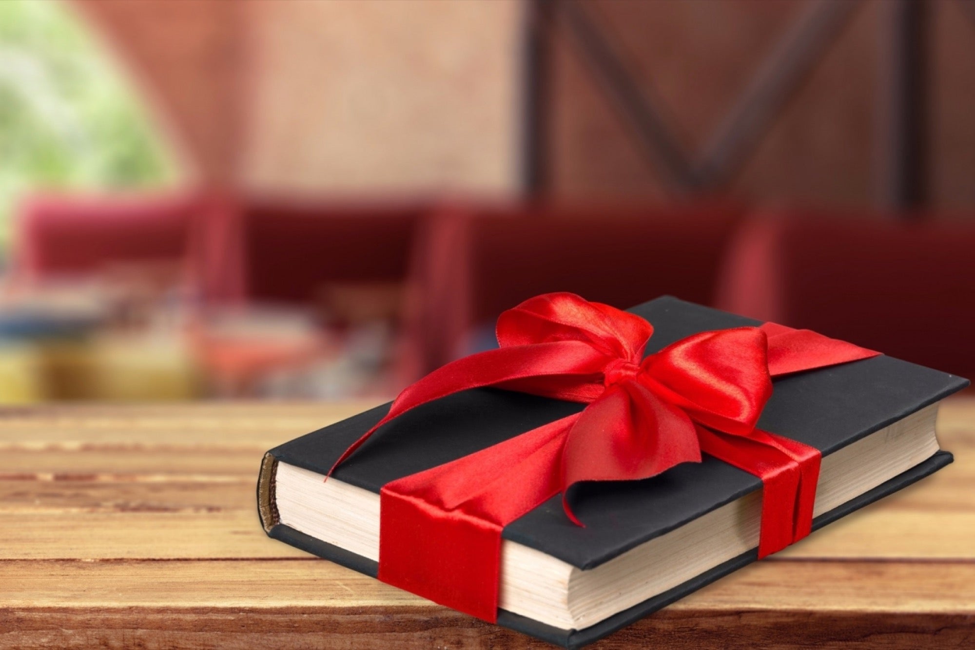 Ofertat e botuesve e të librarëve për festat e fundvitit nuk mungojnë, por sivjet kriza ka lënë shenja edhe në trendin e blerjes së librave për dhuratë