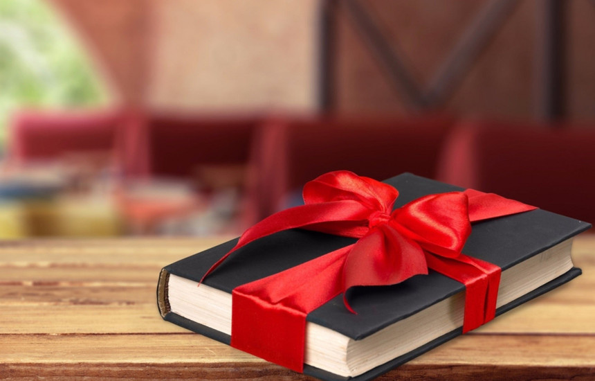 Ofertat e botuesve e të librarëve për festat e fundvitit nuk mungojnë, por sivjet kriza ka lënë shenja edhe në trendin e blerjes së librave për dhuratë