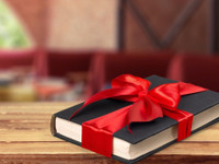 Ofertat e botuesve e të librarëve për festat e fundvitit nuk mungojnë, por sivjet kriza ka lënë shenja edhe në trendin e blerjes së librave për dhuratë