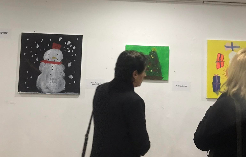 Një mozaik veprash janë ekspozuar në Lapidarium të Muzeut të Kosovë. Janë pikturat e fëmijëve me autizëm. Ekspozita është shoqëruar edhe me muzikë. Kjo ngjarje ka ardhur edhe si dëshmi e efekteve të art-terapisë e muziko-terapisë