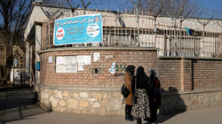 Profesori i Kabulit gris diplomat në televizion si protestë ndaj ndalimit për arsimimin e grave