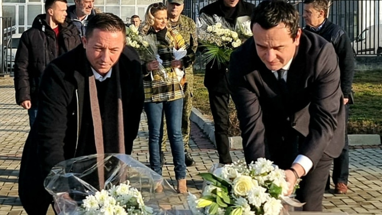 Kurti e Mehaj e përmbyllin vitin me homazhe te varri i Adem Demaçit