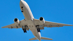 Gruaja lind foshnjën në aeroplan, mbi Oqeanin Atlantik