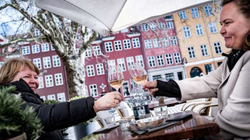 Danimarka bëhet vendi i parë në BE që i heq kufizimet për COVID