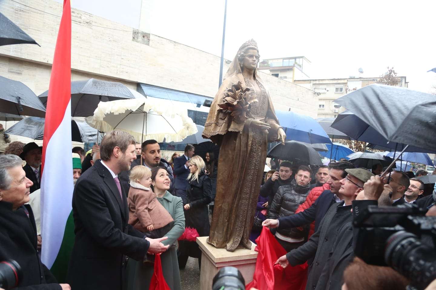 Statuja e Mbretëreshës Geraldinë në Tiranë – shenjë e urave midis njerëzve