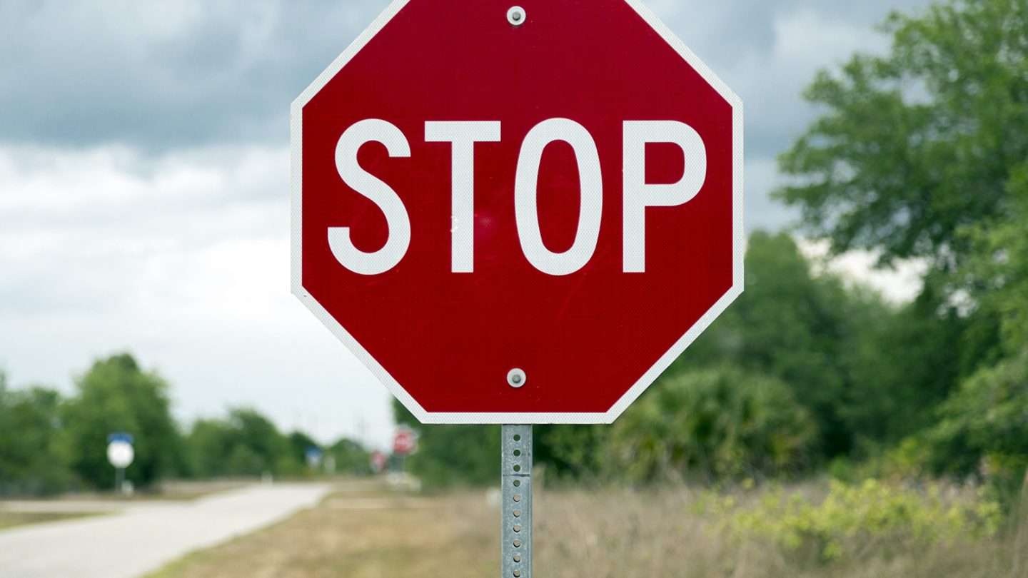 Tesla tërheq veturat sepse nuk po ndalojnë para shenjave të stop-it