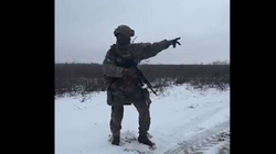 Ushtari ukrainas bëhet viral duke vallëzuar