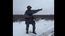 Ushtari ukrainas bëhet viral duke vallëzuar