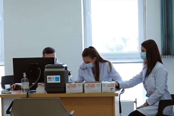 Qytetarët testohen e vaksinohen edhe sot ndaj COVID në Prishtinë