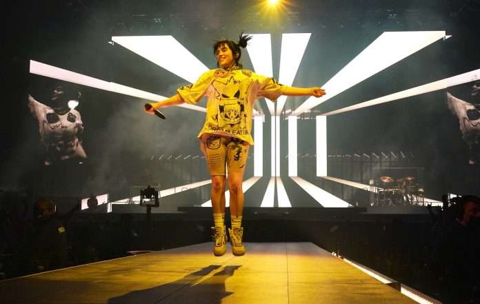 Billie Eilish brengoset për adhuruesen në mes të koncertit