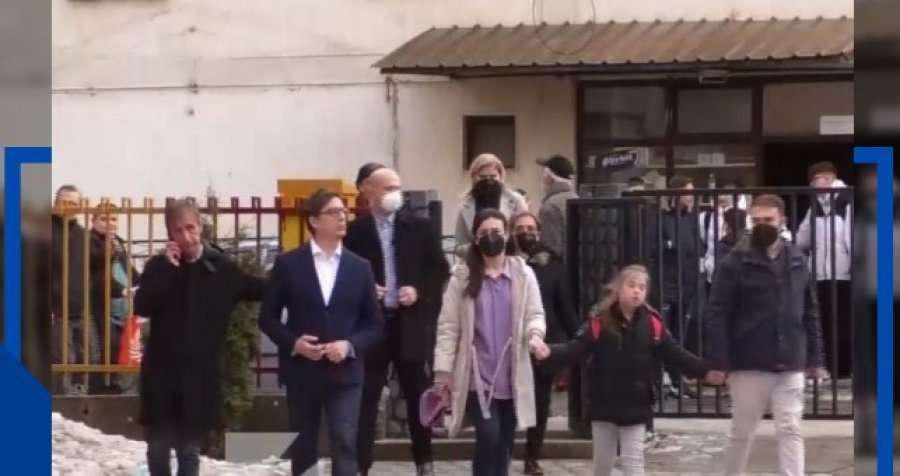 Presidenti i Maqedonisë së Veriut përcjell në shkollë Ëmbla Ademin