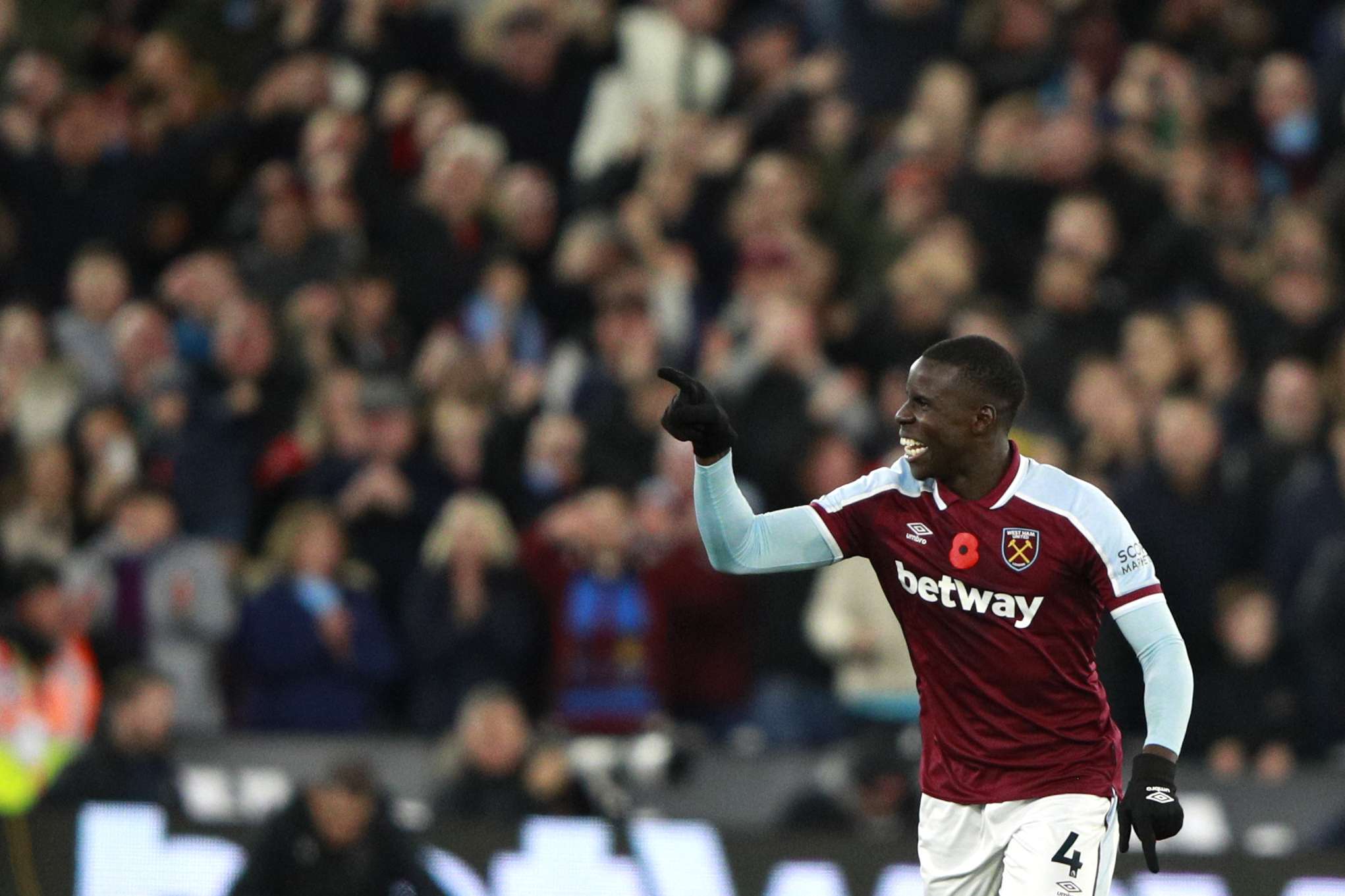 West Ham dënon sjelljen e mbrojtësit Zouma, i cili u filmua duke qëlluar një mace