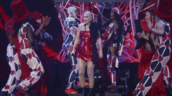 Anne Marie rrëzohet gjatë performimit në Brit Awards