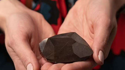 Diamanti që thuhet se erdhi nga hapësira shitet për mbi 4 miliardë dollarë