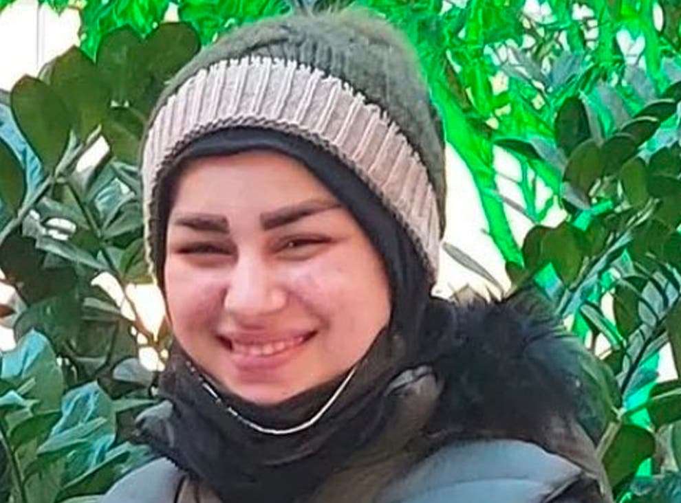 Burri parakalon para turmës në Iran me kokën që ia preu gruas së tij