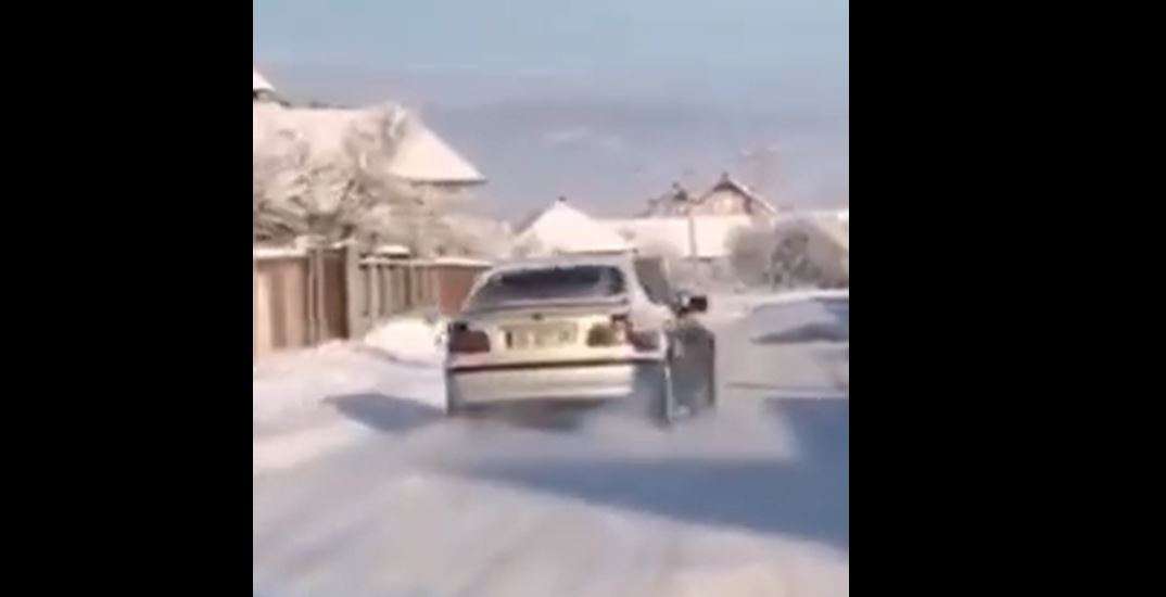 Gjobitet vozitësi në Gjilan që bënte manovra me veturë