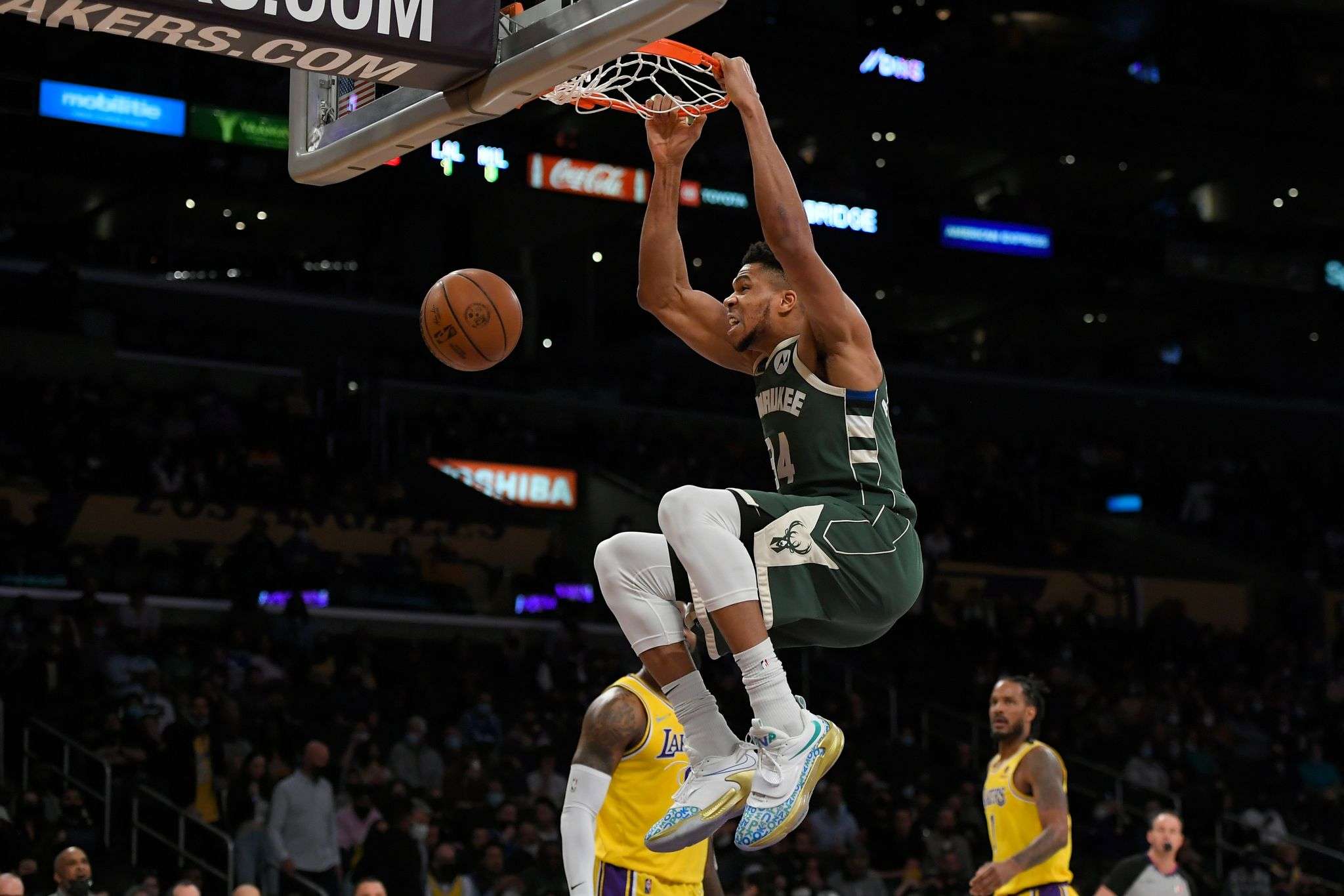 Antetokounmpo shënon 44 pikë në fitoren ndaj Lakersit