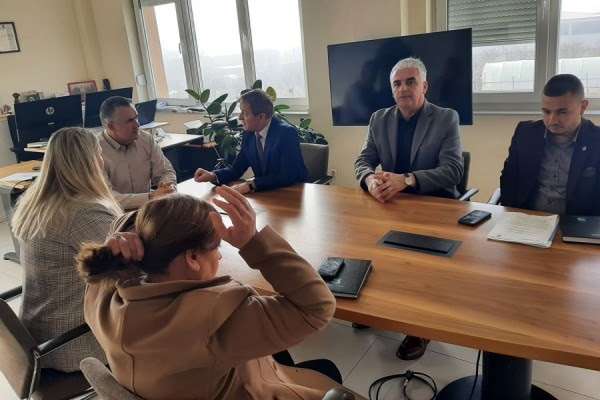 Komuna e Vushtrrisë dhe IADK me marrëveshje për ofrimin e garantëve për gratë dhe vajzat