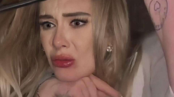Adele e dehur shpërthen në lot, heq të brendshmet dhe rrëzohet