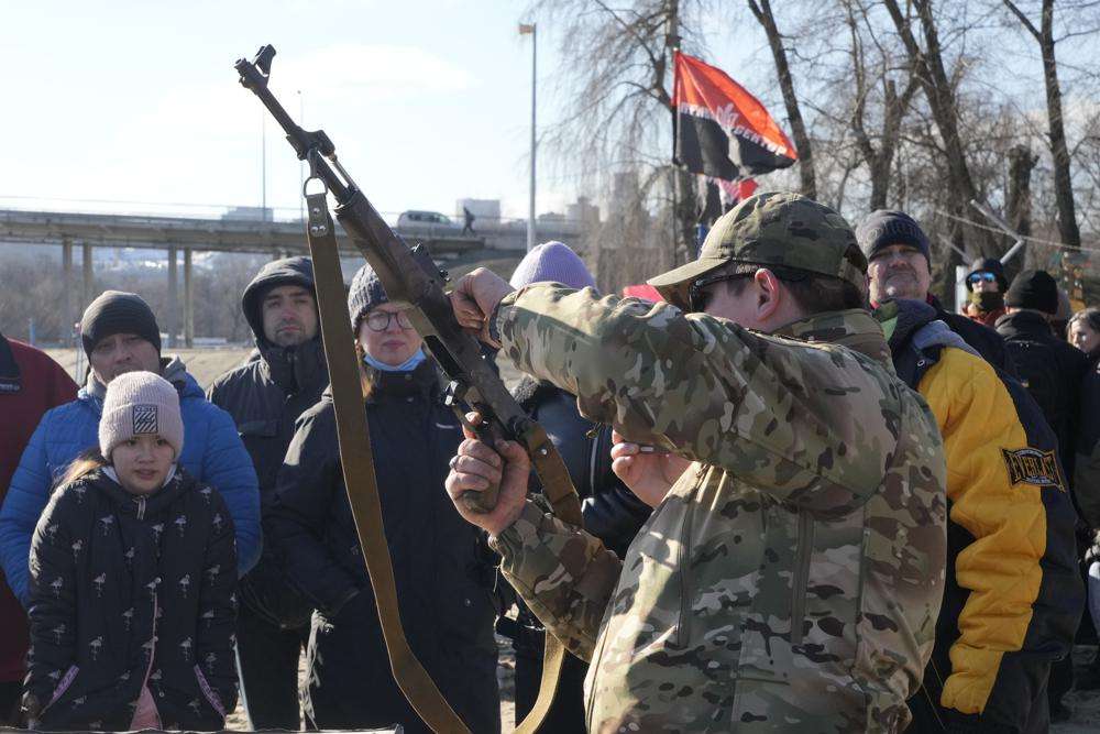Kompanitë ajrore po i anulojnë fluturimet për në Ukrainë, pas rritjes së tensioneve