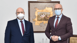 Hovenier takohet me Rakiqin, ia rikonfirmon përkushtimin e SHBA-së për Kosovën e pavarur dhe multietnike
