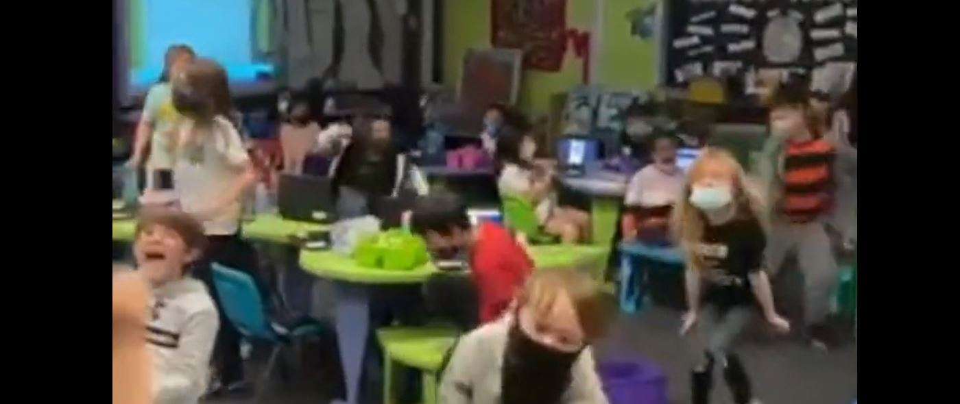 “Shpërthejnë” nxënësit amerikanë kur e kuptojnë se s'kanë për t'i mbajtur më maskat
