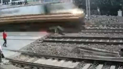 Motoçiklisti në Indi ishte shumë afër të goditej nga treni