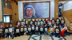 Nxënësit u paraqitën me foto të Osmanit e Konjufcës në duar, distancohet Kuvendi