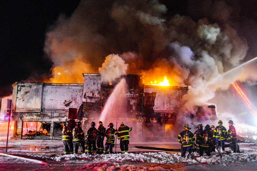 Përplasja e cisternës së benzinës shkakton zjarr masiv në New York