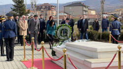 Abdixhiku bën homazhe te varri i Ibrahim Rugovës