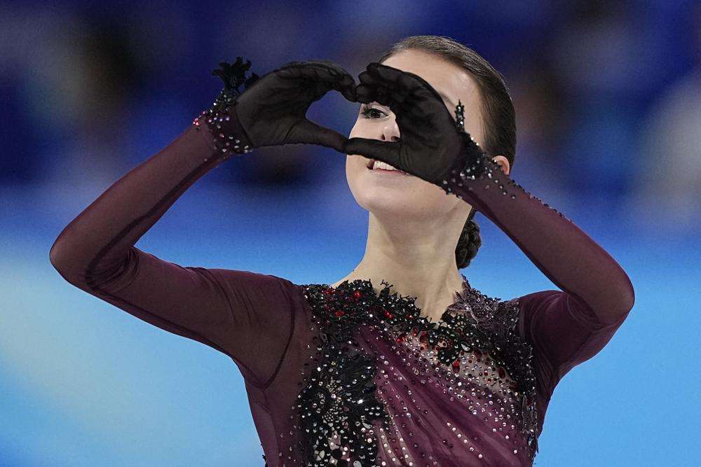 Shcherbakova fiton të artën në patinazhin artistik, Valieva rrëzohet